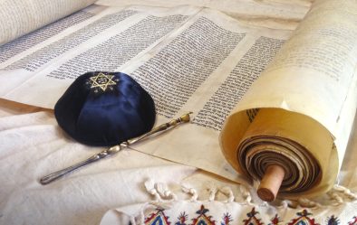 The,Hebrew,Handwritten,Torah,,On,A,Synagogue,Alter,,With,Kippah