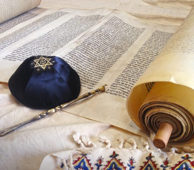 The,Hebrew,Handwritten,Torah,,On,A,Synagogue,Alter,,With,Kippah